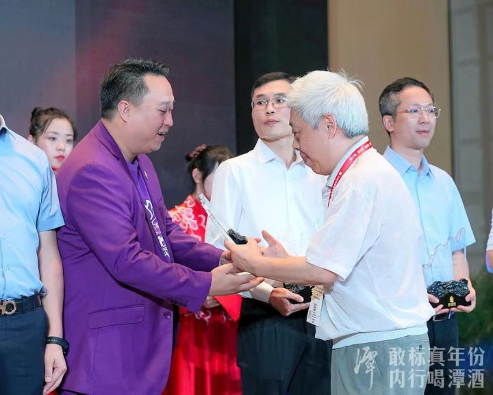 敢標真年份，內(nèi)行喝潭酒 中國醬香白酒大廠-潭酒榮獲 “2022年度最具投資價值企業(yè)”